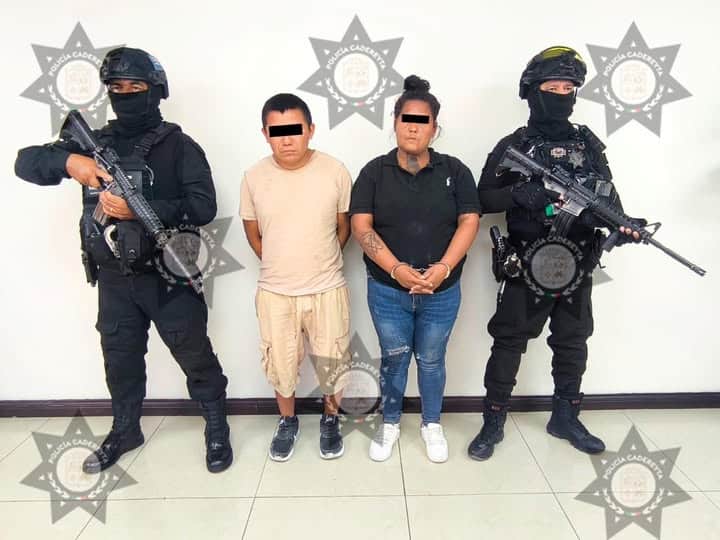Tres personas, una de ellas menor de edad, fueron arrestadas luego de que les encontraron droga entre sus pertenencias, en el municipio de Cadereyta Jim&eacute;nez, tras ser vistos alterar el orden en la v&iacute;a p&uacute;blica.