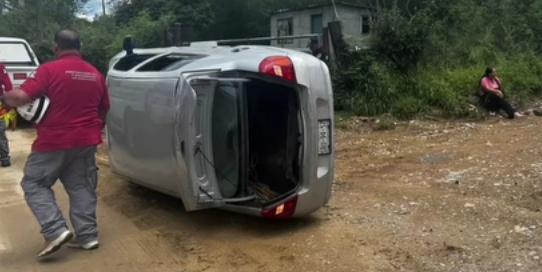 Termina volcado por exceso de velocidad