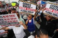 Comerciantes bloquean Eje Central, exigen retiro de vallas