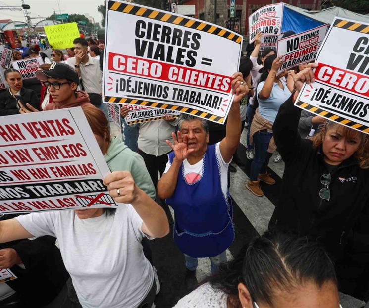 Comerciantes bloquean Eje Central, exigen retiro de vallas
