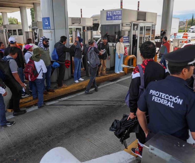 CNTE toma camiones RTP para llegar a liberar caseta de Tlalpan