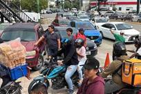 Integrantes de la CNTE toman gasolinera y regalan combustible