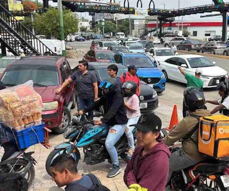 Integrantes de la CNTE toman gasolinera y regalan combustible
