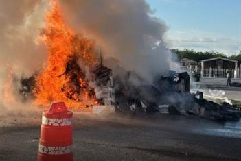 Arde tr&aacute;iler en Zuazua