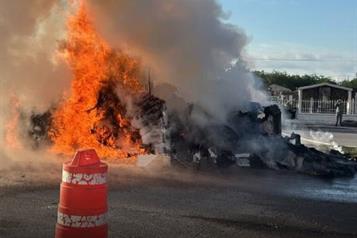 Arde tr&aacute;iler en Zuazua
