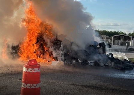 Arde tr&aacute;iler en Zuazua