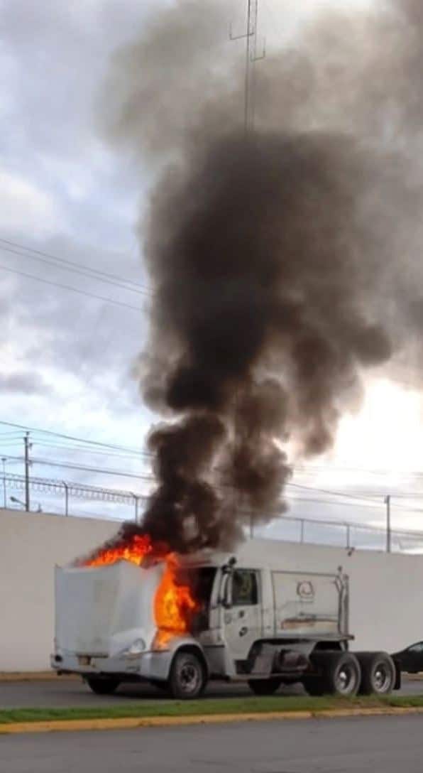 Una presunta falla mec&aacute;nica provoc&oacute; que un tr&aacute;iler se incendiara por completo durante la ma&ntilde;ana de este d&iacute;a, frente a las instalaciones de la Secretaria de Seguridad P&uacute;blica y Vialidad, en el municipio de Zuazua, Nuevo Le&oacute;n.