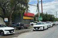 Se lleva a la fuerza a su esposa e hijo