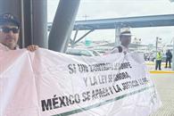Protestan jubilados de CFE y Pemex en el aeropuerto