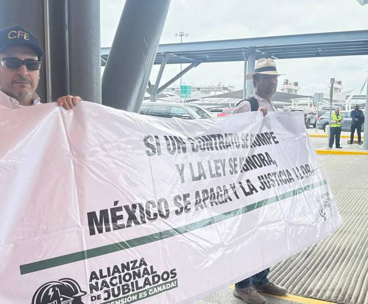 Protestan jubilados de CFE y Pemex en el aeropuerto