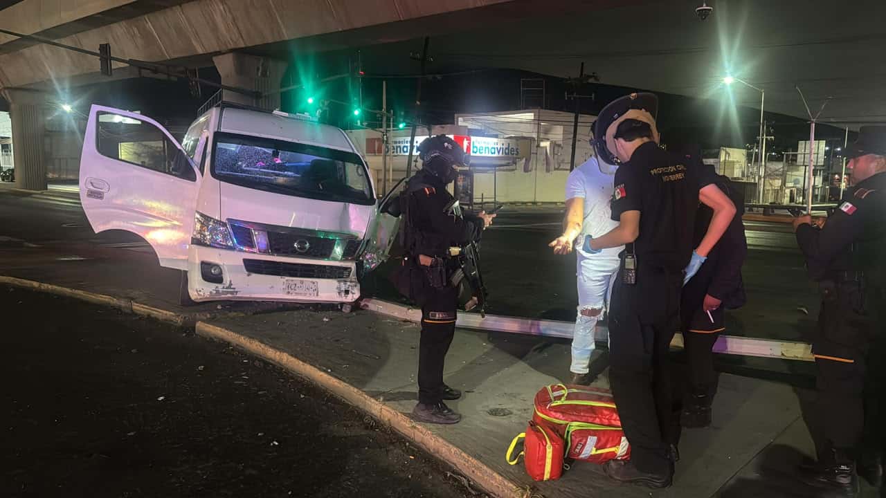 El conductor de una camioneta result&oacute; lesionado luego de ser chocado por un veh&iacute;culo que se dio a la fuga y m&aacute;s tarde es ubicado, la madrugada de ayer al norte de Monterrey.