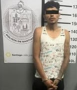 En el momento en que consum&iacute;a un cigarrillo con una hierba con caracter&iacute;sticas de marihuana en una plaza p&uacute;blica, un hombre fue detenido por elementos de la Secretar&iacute;a de Seguridad P&uacute;blica y Vialidad de Santiago y puesto a disposici&oacute;n de la Fiscal&iacute;a General de Justicia del Estado, por la probable comisi&oacute;n de delitos contra la salud.