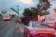 Muere conductor tras volcadura en Escobedo
