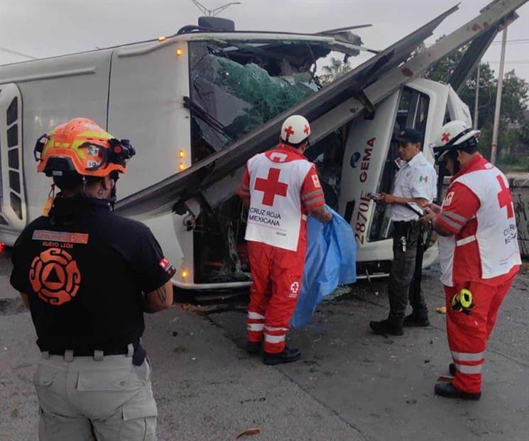 Muere conductor tras volcadura en Escobedo