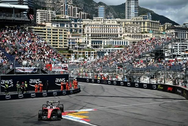 Hamilton lidera ensayos del GP de M&oacute;naco; &acute;Checo&acute; sufre incendio