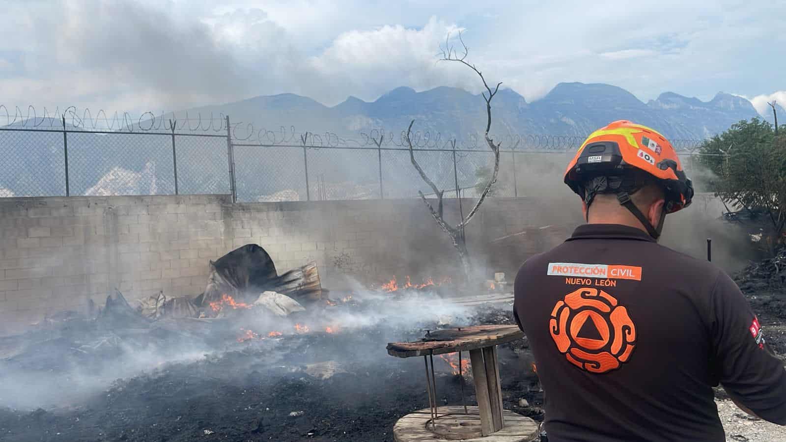 El incendio de tejabanes que fueron consumidos en su totalidad, moviliz&oacute; a los cuerpos de auxilio, en Santa Catarina.