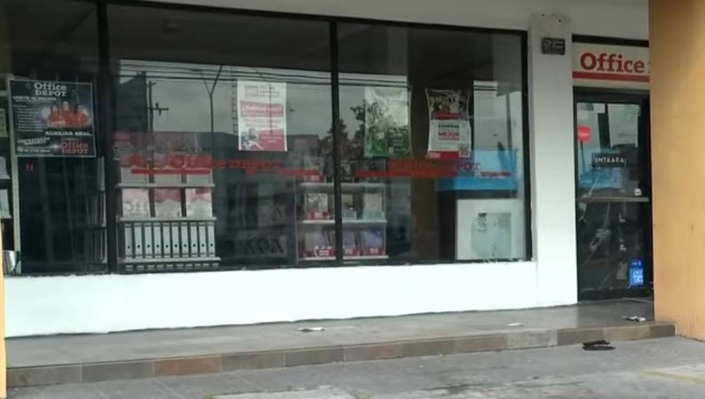 Dos delincuentes saquearon las instalaciones de una tienda especializada en art&iacute;culos para oficina del sector Cumbres, donde se llevaron dinero en efectivo y mercanc&iacute;a.