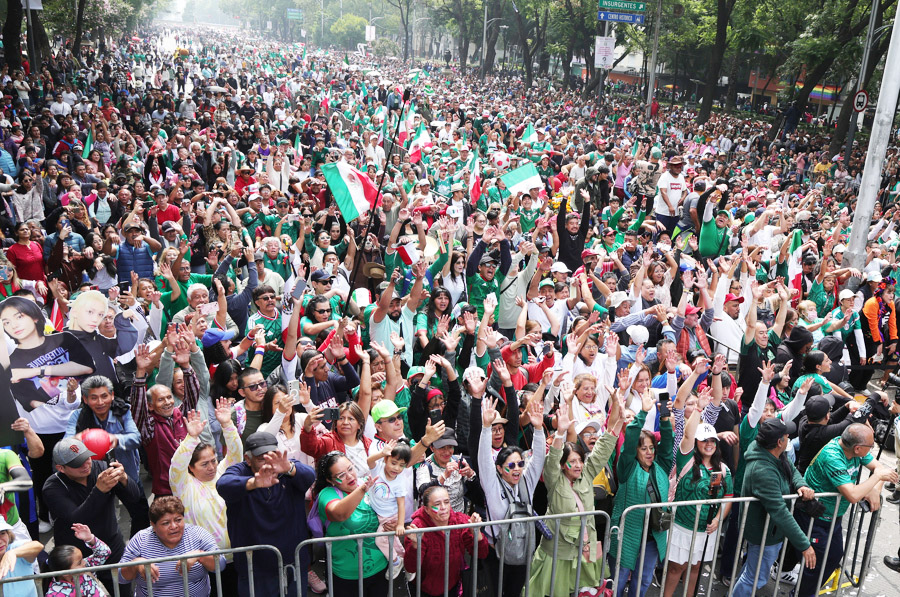 Hacen mexicanos la &acute;Ola m&aacute;s grande del mundo&acute;