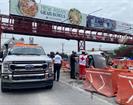 Volcadura de auto en &aacute;rea de obras del metro deja tres lesionados