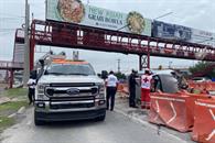 Volcadura de auto en &aacute;rea de obras del metro deja tres lesionados