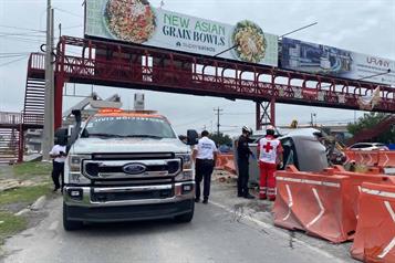 Volcadura de auto en &aacute;rea de obras del metro deja tres lesionados