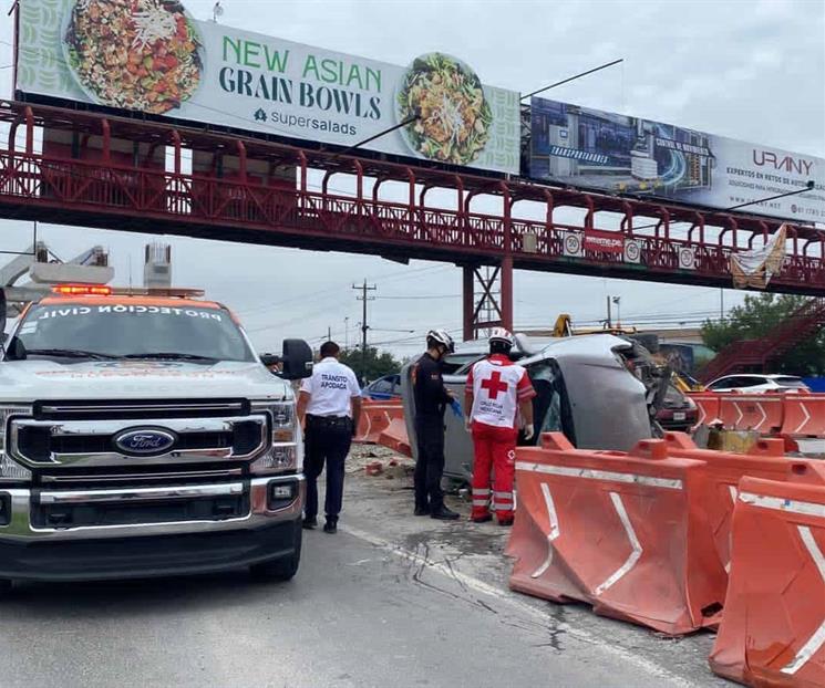 Volcadura de auto en &aacute;rea de obras del metro deja tres lesionados