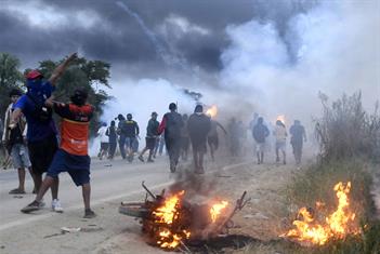 Escala tensi&oacute;n en Bolivia con choques durante desbloqueo