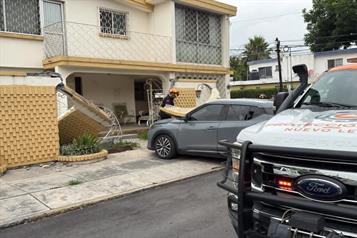 Automovilista se estrella contra domicilio en Mitras Centro