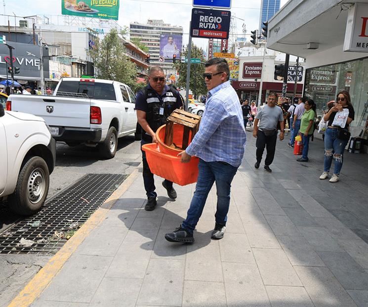 Retira municipio regio a puesteros ambulantes