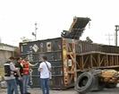 Vuelca tr&aacute;iler al ser embestido por el tren
