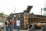 Vuelca tráiler al ser embestido por el tren Vuelca tráiler al ser embestido por el tren