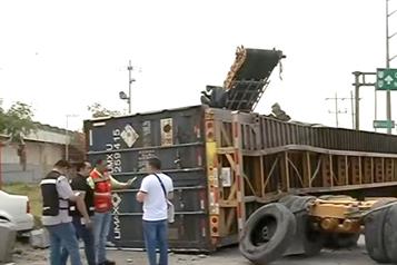 Vuelca tr&aacute;iler al ser embestido por el tren