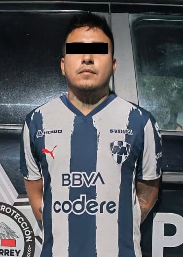 Aunque en un principio fue interceptado por pasarse la luz roja de un sem&aacute;foro, un conductor qued&oacute; detenido ya que result&oacute; que era buscado por feminicidio y contaba con una orden de aprehensi&oacute;n.