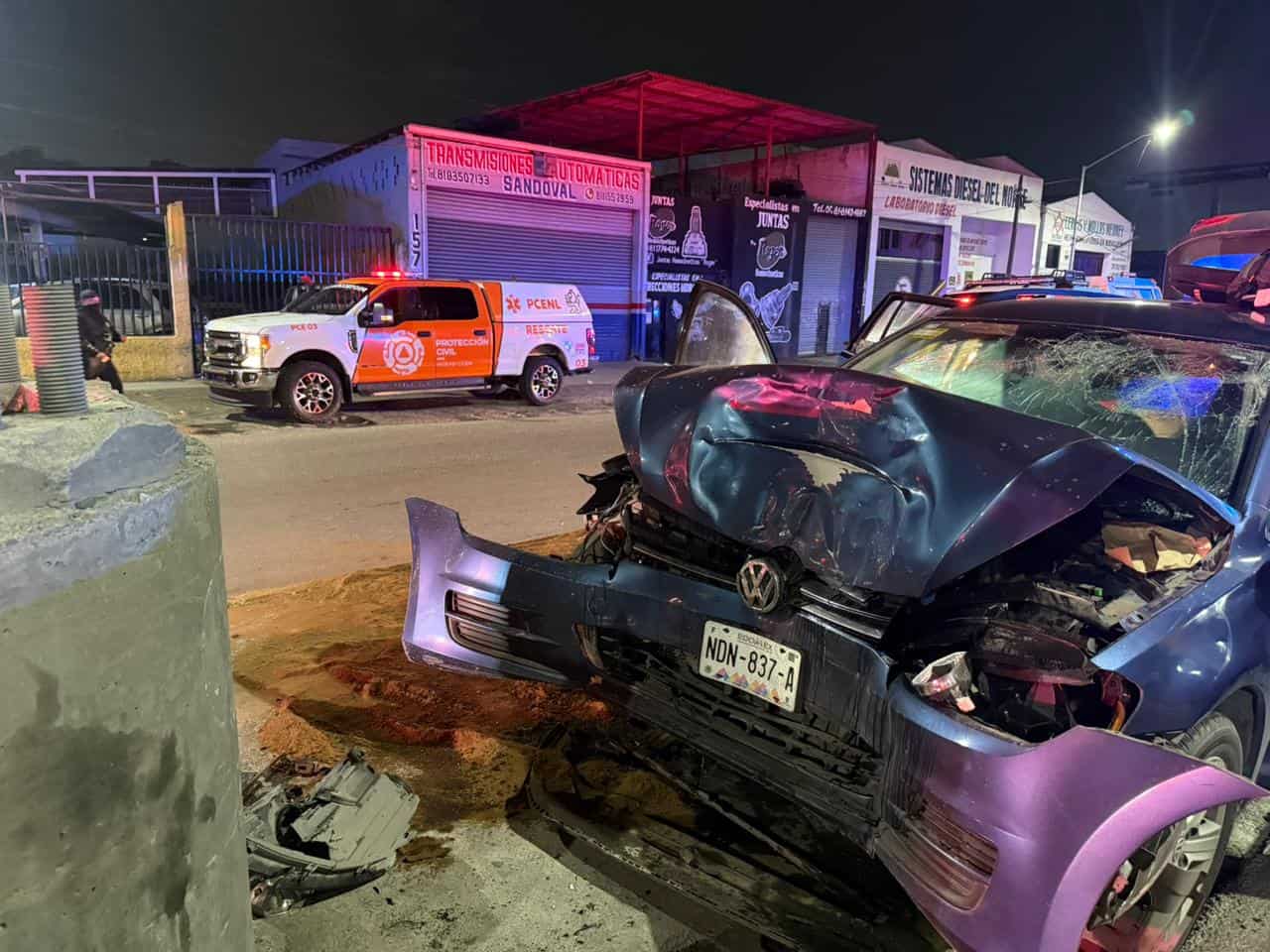 El estrellamiento de un veh&iacute;culo contra una base de concreto, dej&oacute; a tres personas lesionadas, la madrugada de ayer en el municipio de San Nicol&aacute;s.