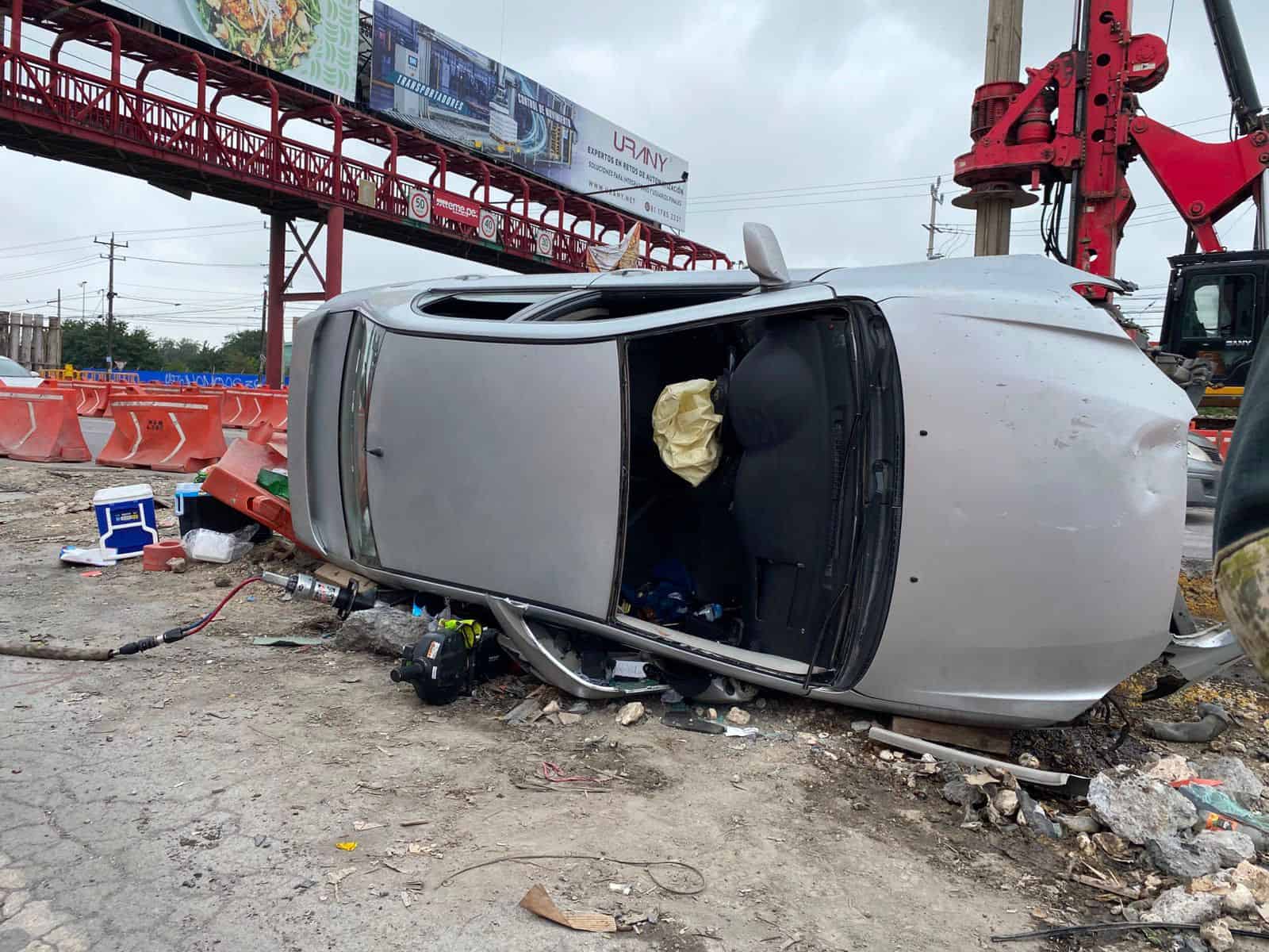 Despu&eacute;s de estrellarse contra la estructura de un puente, un veh&iacute;culo se volc&oacute; en un &aacute;rea de las obras del Metro, en la Avenida Miguel Alem&aacute;n, municipio de Apodaca.