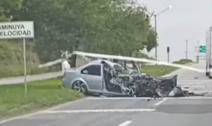 Dos j&oacute;venes terminaron con lesiones de consideraci&oacute;n al estrellar su veh&iacute;culo contra un anuncio con la leyenda "Disminuya su Velocidad", en un tramo de la carretera nacional, dentro del municipio de Allende.
