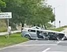 Impacta auto contra anuncio "Disminuya su Velocidad"
