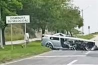 Impacta auto contra anuncio "Disminuya su Velocidad"