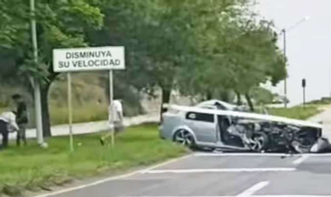 Impacta auto contra anuncio "Disminuya su Velocidad"