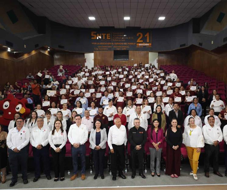 Cecatis entrega reconocimiento a egresados