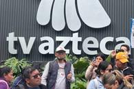 Integrantes de la CNTE se manifiestan afuera de televisoras en CDMX