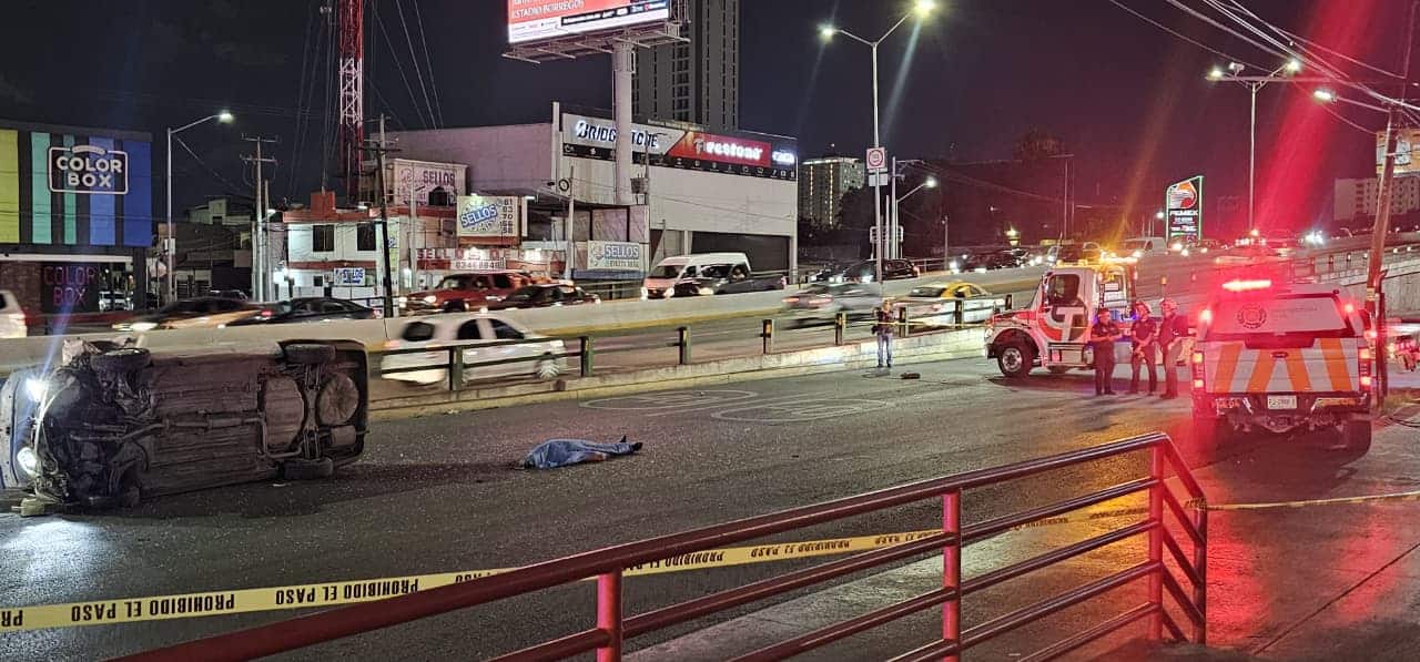 Sale proyectado en volcadura y muere