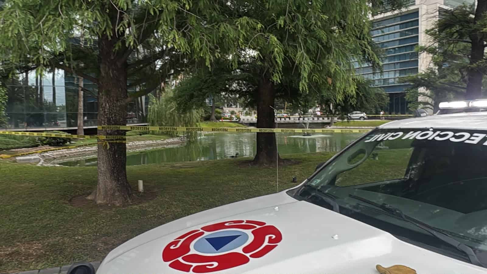 El cuerpo de un hombre sin vida flotando en el lago artificial de las Torres Moradas, fue encontrado ayer por la ma&ntilde;ana en la Colonia Santa Mar&iacute;a, en Monterrey.