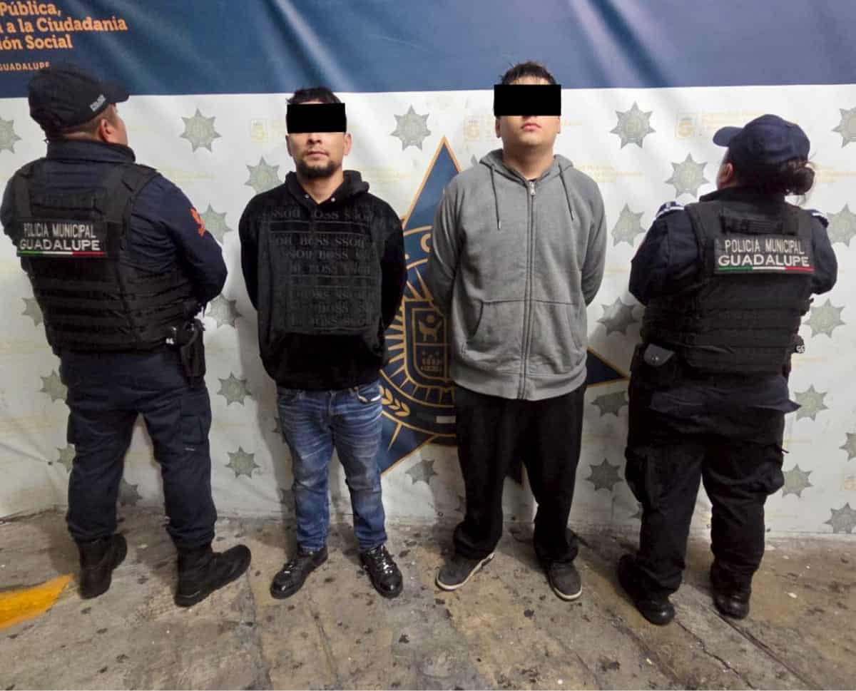 Dos presuntos delincuentes fueron detenidos en flagrancia por polic&iacute;as de Guadalupe cuando presuntamente saqueaban dos negocios en una plaza comercial de la Colonia Arboledas de Acapulco.