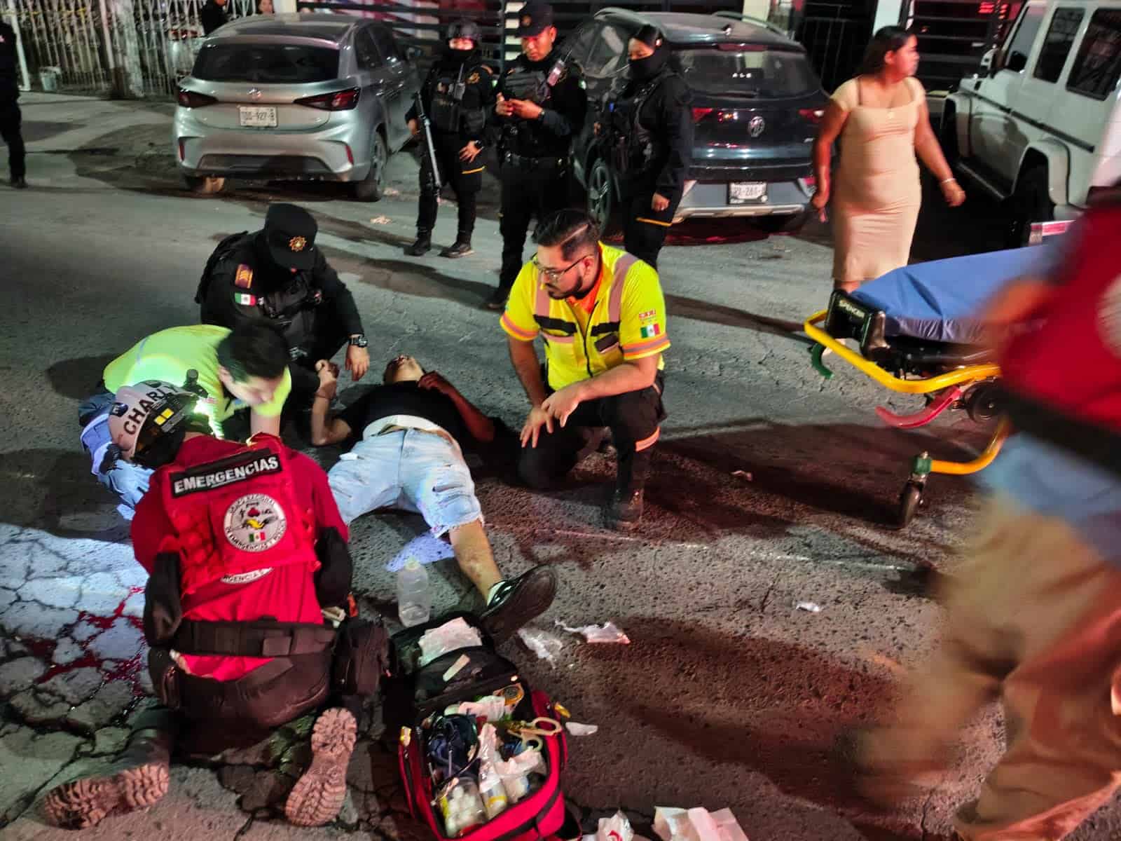 El conductor de una motocicleta sufri&oacute; la amputaci&oacute;n del pie derecho luego de estrellarse contra una luminaria y autos estacionados, la madrugada de ayer al norte de Monterrey.