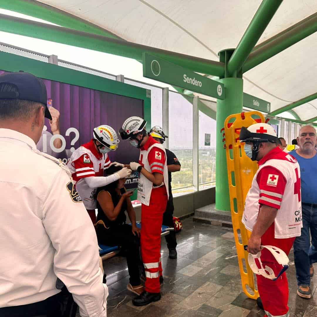 Tras empujar y ocasionar lesiones a una pasajera del metro, un hombre fue sometido por otros usuarios y entregado a la polic&iacute;a, ayer en la Estaci&oacute;n Sendero, municipio de Escobedo.