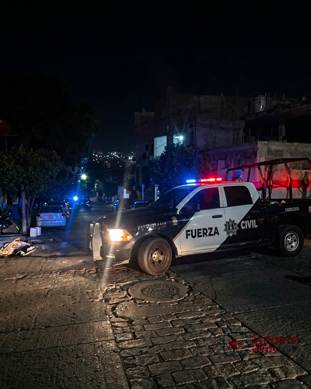 Dos hombres fueron baleados la madrugada de ayer en calles de la Colonia Los Remates, al sur de Monterrey, tras ser perseguidos por hombres armados.