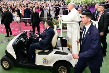 El papa promete cambios en Iglesia durante reuni&oacute;n con v&iacute;ctimas