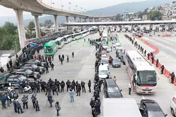 Aseguran 59 presuntos explosivos en autob&uacute;s de Ayotzinapa