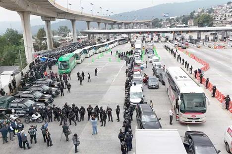 Aseguran explosivos en autob&uacute;s de Ayotzinapa